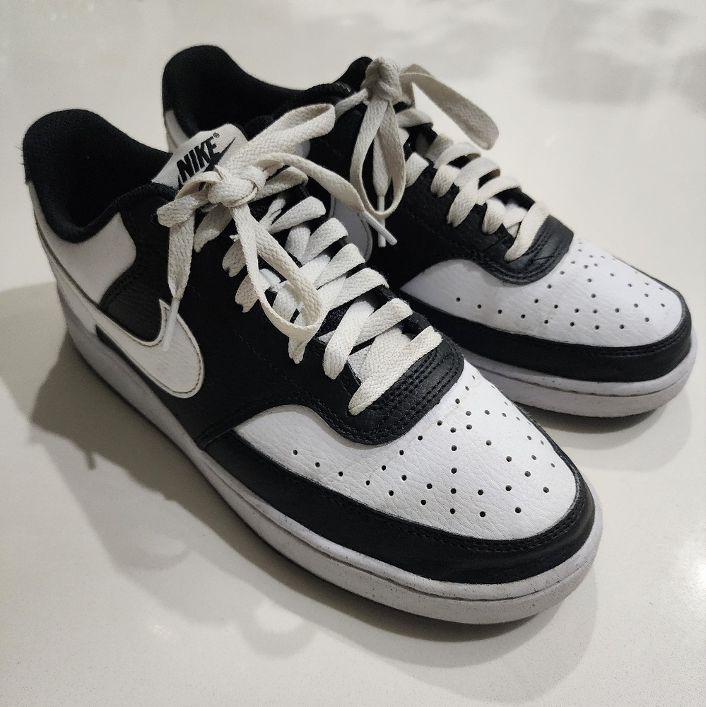 Nike Women Black and White Sneakers